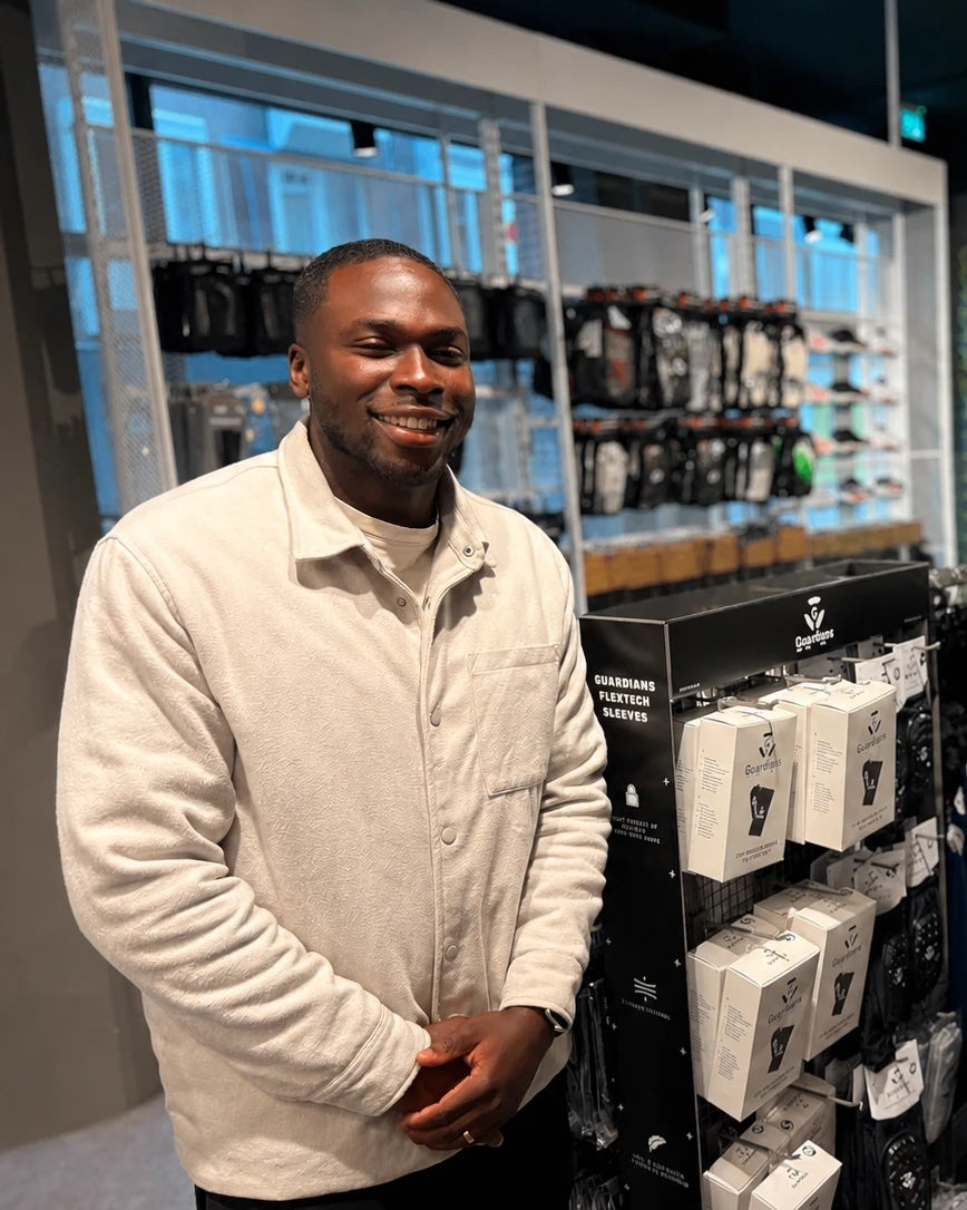 Oprichter Geoffrey Acheampong bij de Guardians-display in de winkel
